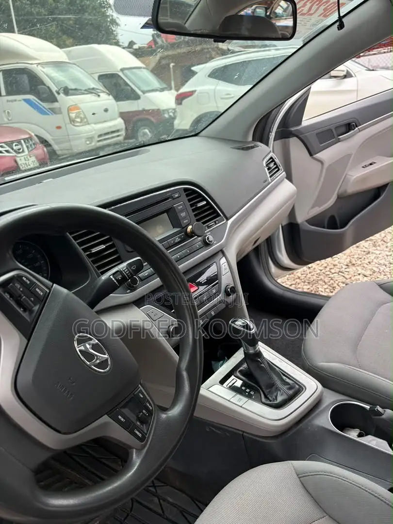 Hyundai Elantra SE Sedan FWD (2.0L 4cyl 6M) 2017 Gray