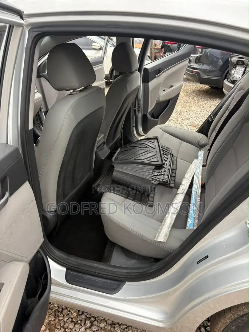 Hyundai Elantra SE Sedan FWD (2.0L 4cyl 6M) 2017 Gray