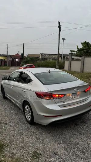 Hyundai Elantra SE Sedan FWD (2.0L 4cyl 6M) 2017 Gray