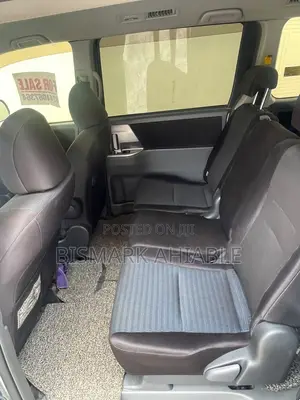 Toyota Voxy V 2WD 8-Seater 2010 Silver