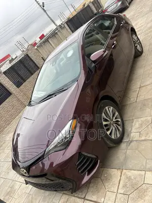Toyota Corolla SE (1.8L 4cyl 6M) 2018 Burgundy