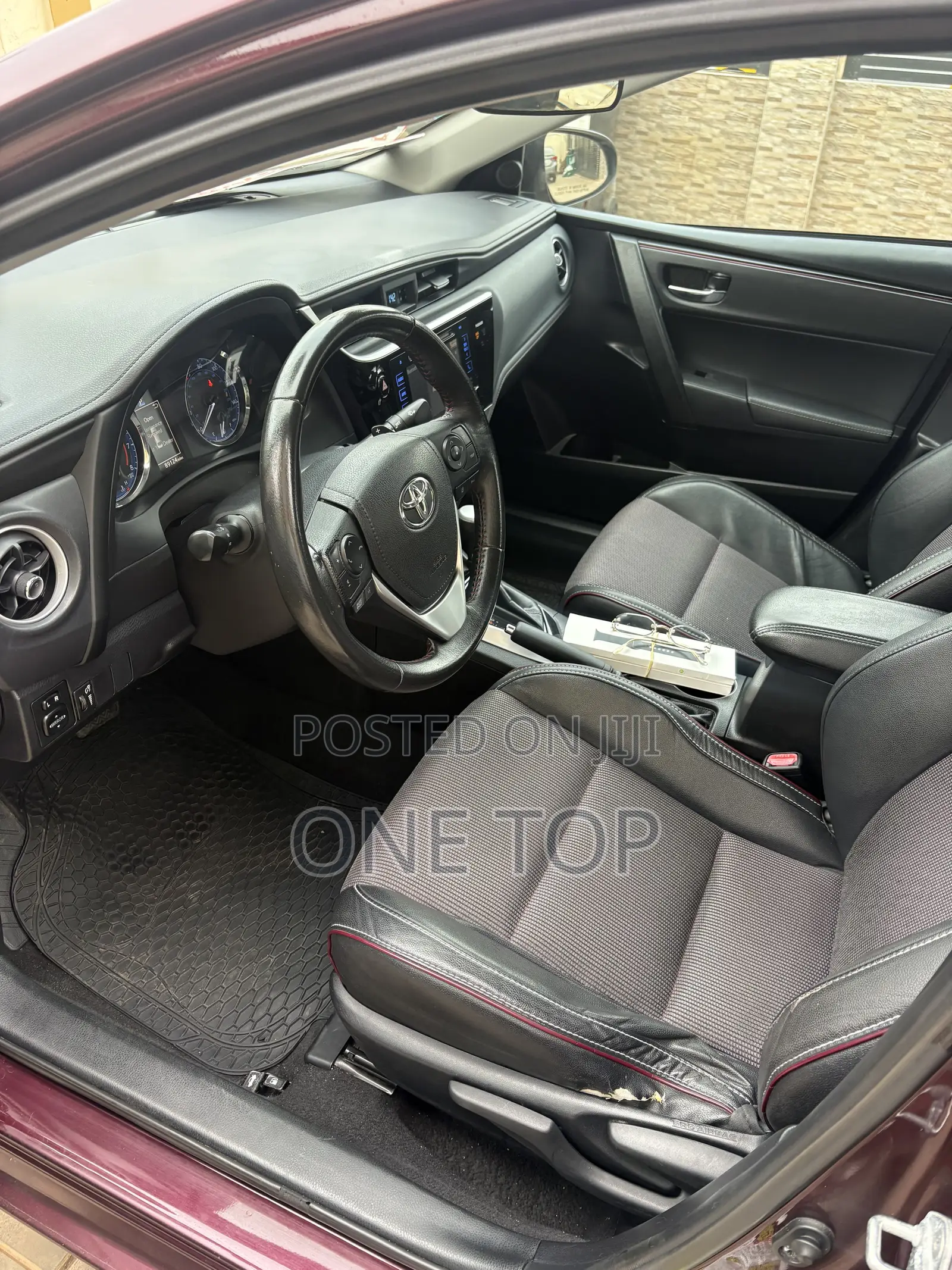 Toyota Corolla SE (1.8L 4cyl 6M) 2018 Burgundy