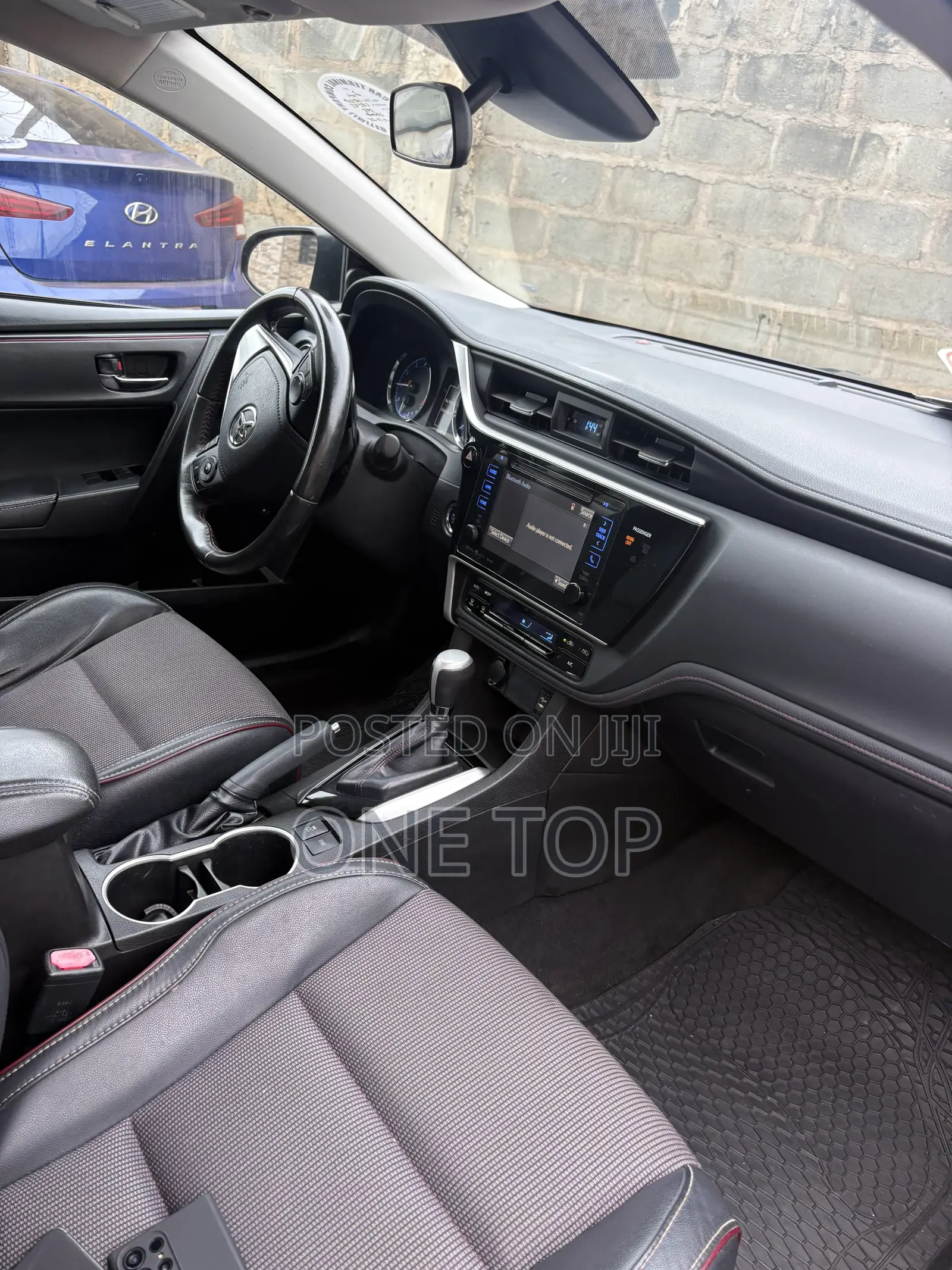 Toyota Corolla SE (1.8L 4cyl 6M) 2018 Burgundy