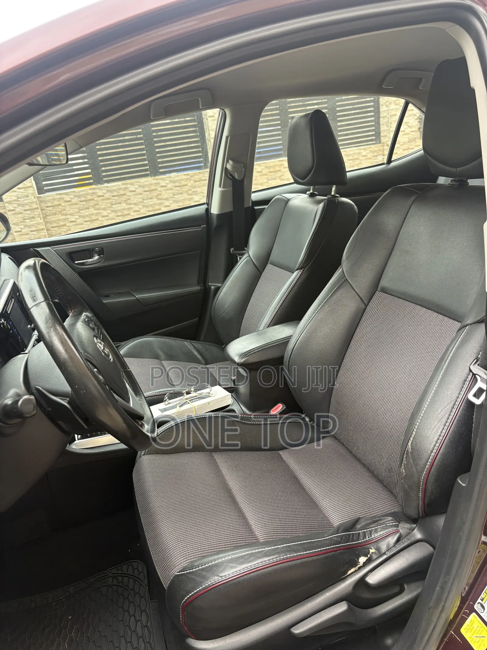 Toyota Corolla SE (1.8L 4cyl 6M) 2018 Burgundy