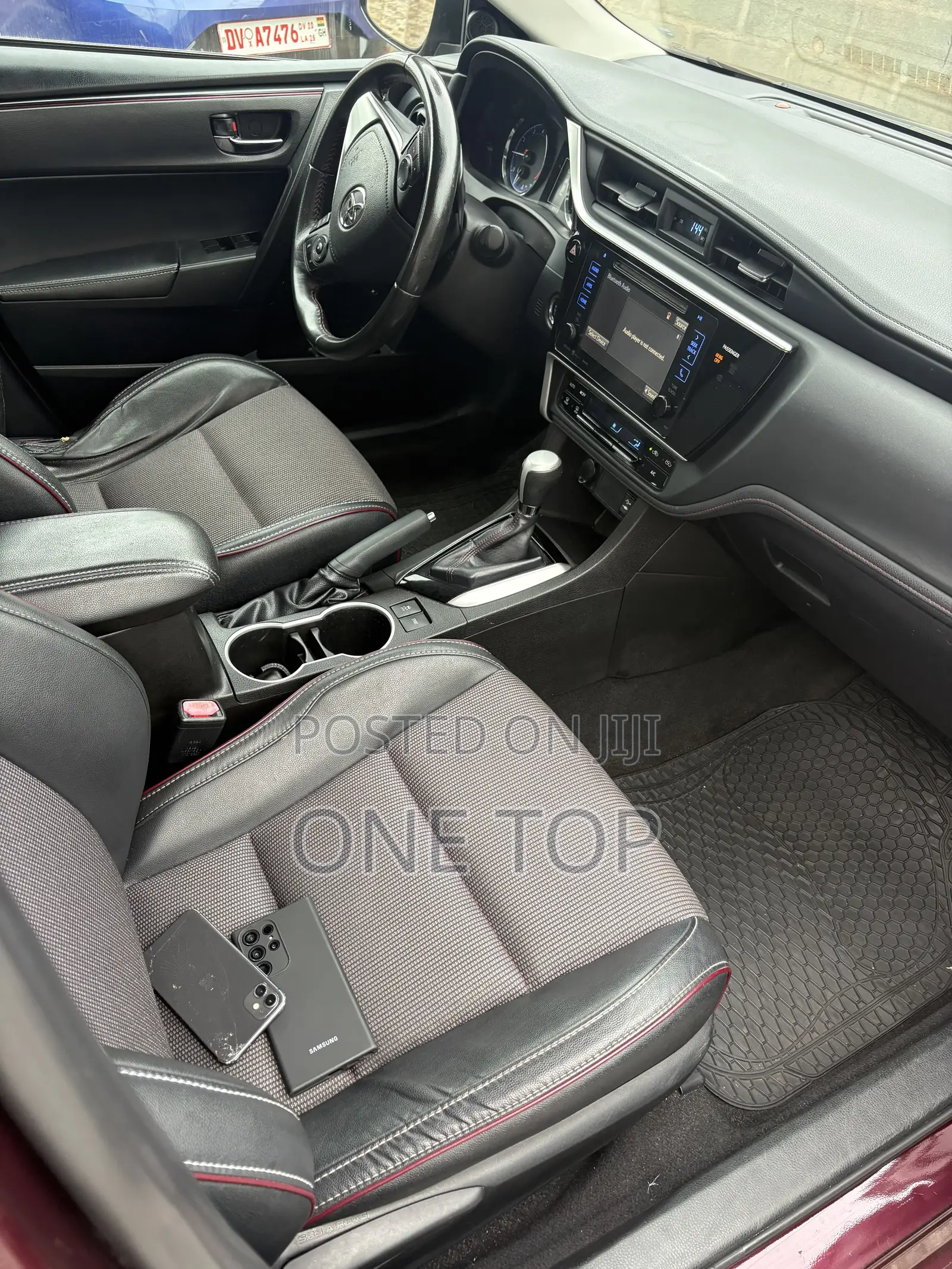 Toyota Corolla SE (1.8L 4cyl 6M) 2018 Burgundy