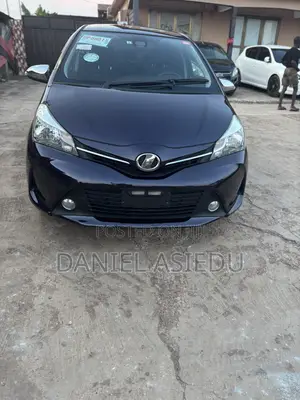 Toyota Vitz 1.0 FWD 3dr 2015 Burgundy