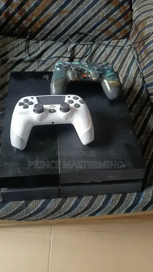 PS4 Standard Console With Two Controllers( Jailbroken)