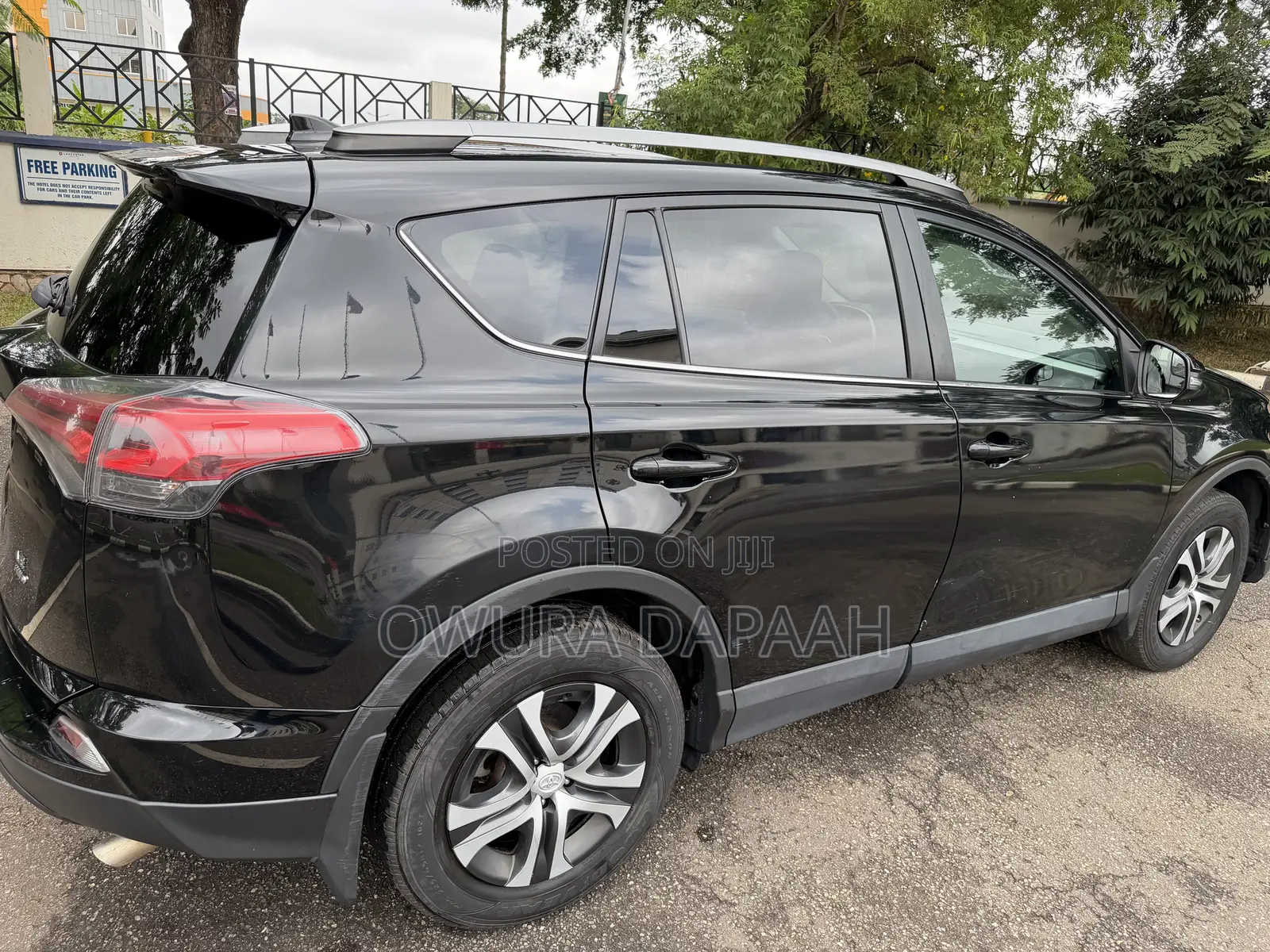 Toyota RAV4 LE 4dr SUV AWD (2.5L 4cyl 6A) 2018 Black