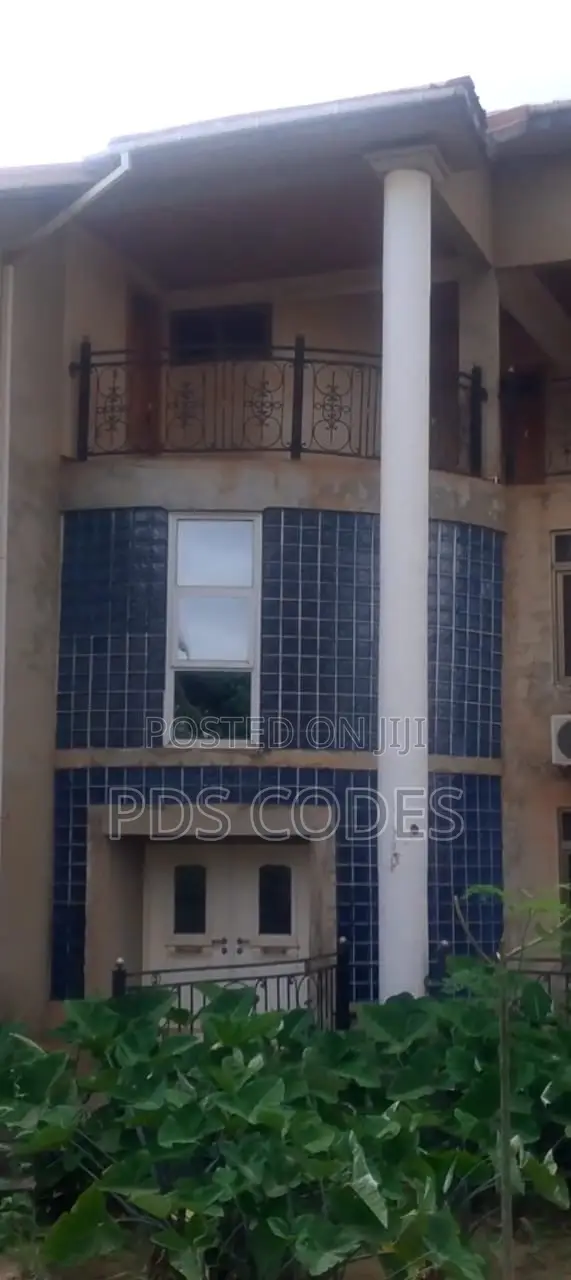 7bdrm House in Kumasi Metropolitan for sale