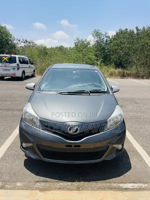 Toyota Vitz 2013 Silver