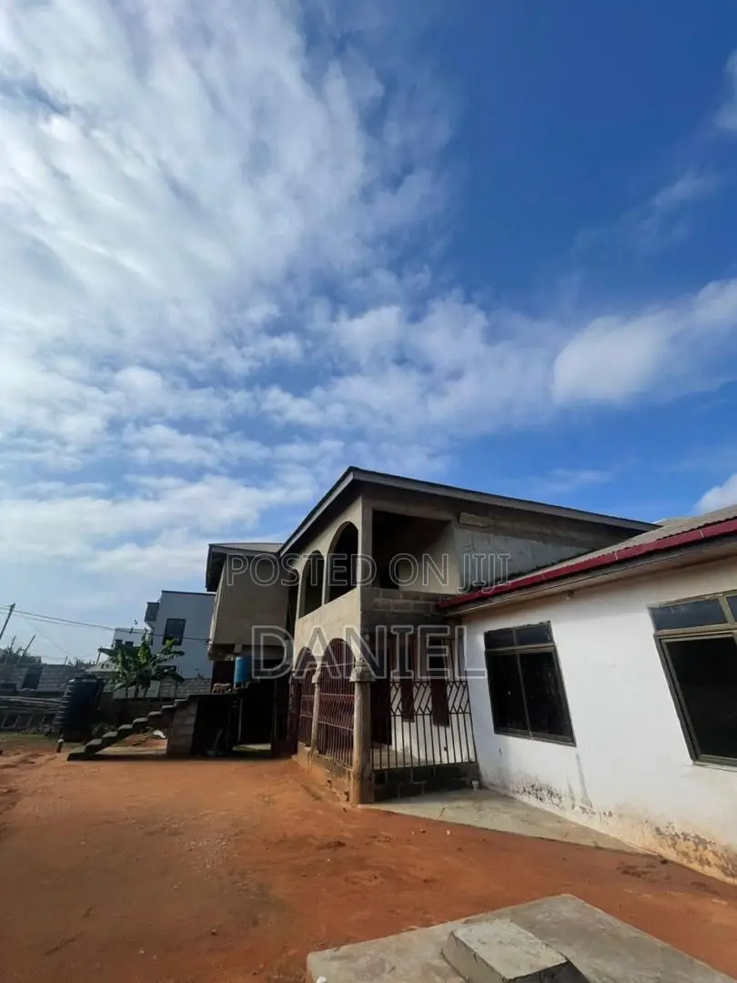8bdrm House in Kwabenya for sale