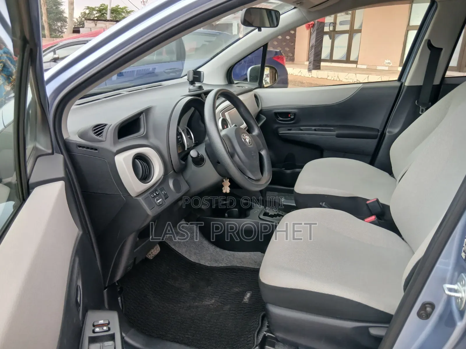 Toyota Vitz 1.3 FWD 5dr 2013 Blue