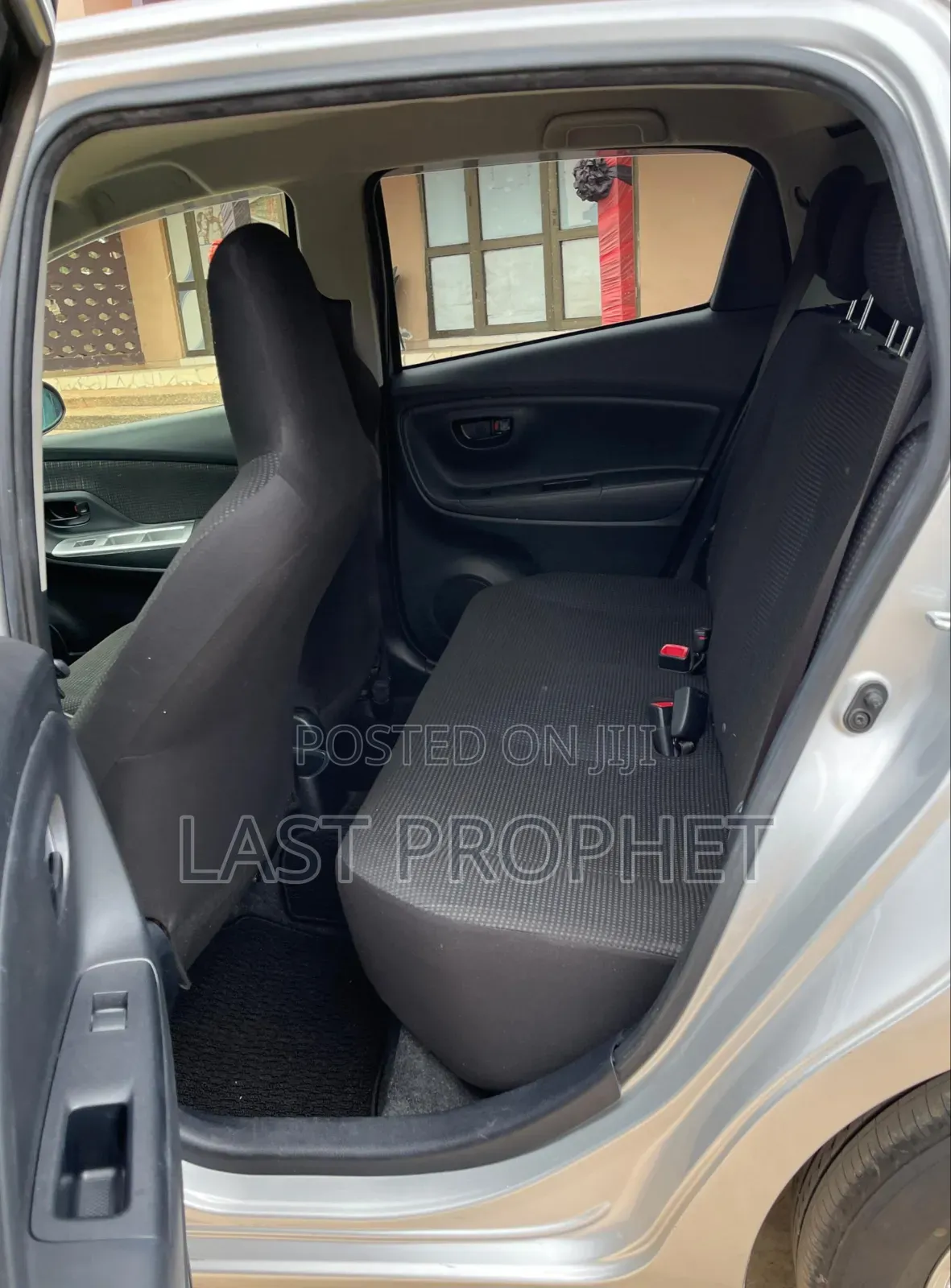 Toyota Vitz 1.3 AWD 5dr 2015 Silver