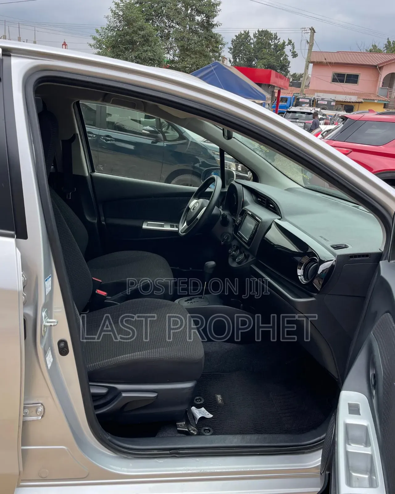Toyota Vitz 1.3 AWD 5dr 2015 Silver