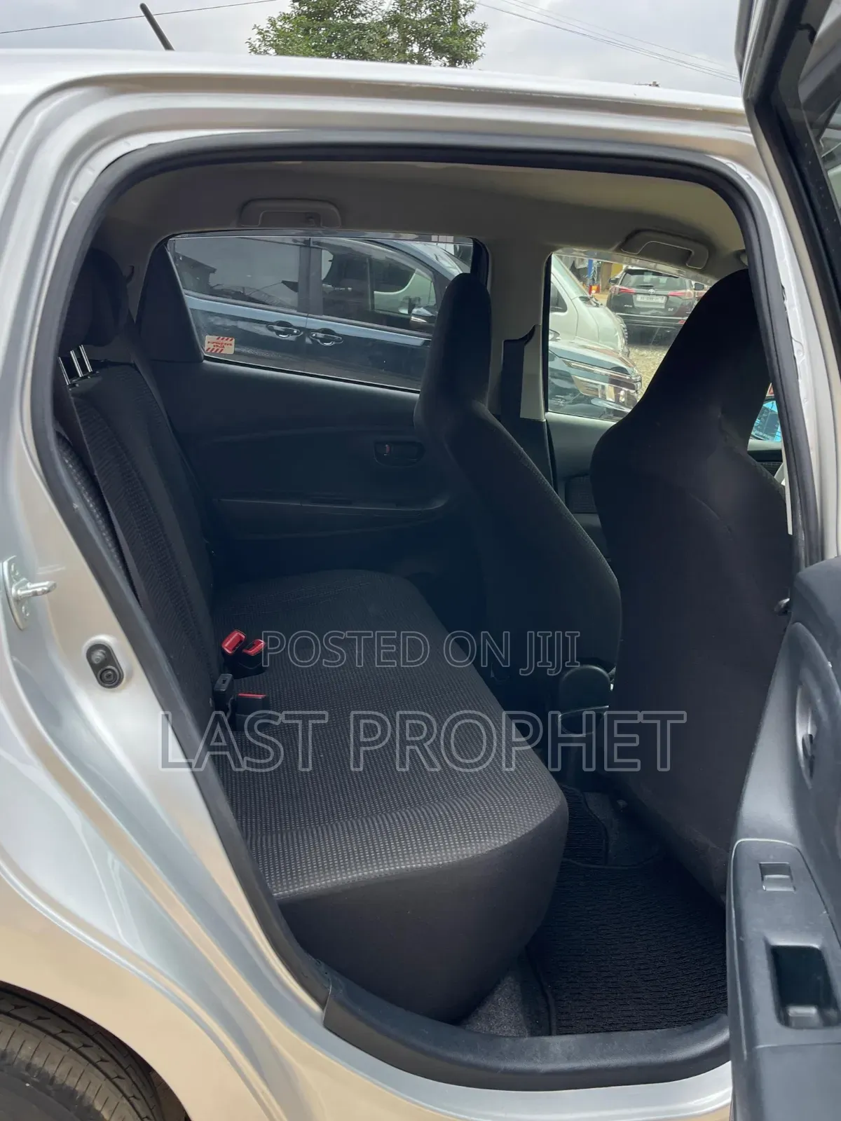 Toyota Vitz 1.3 AWD 5dr 2015 Silver