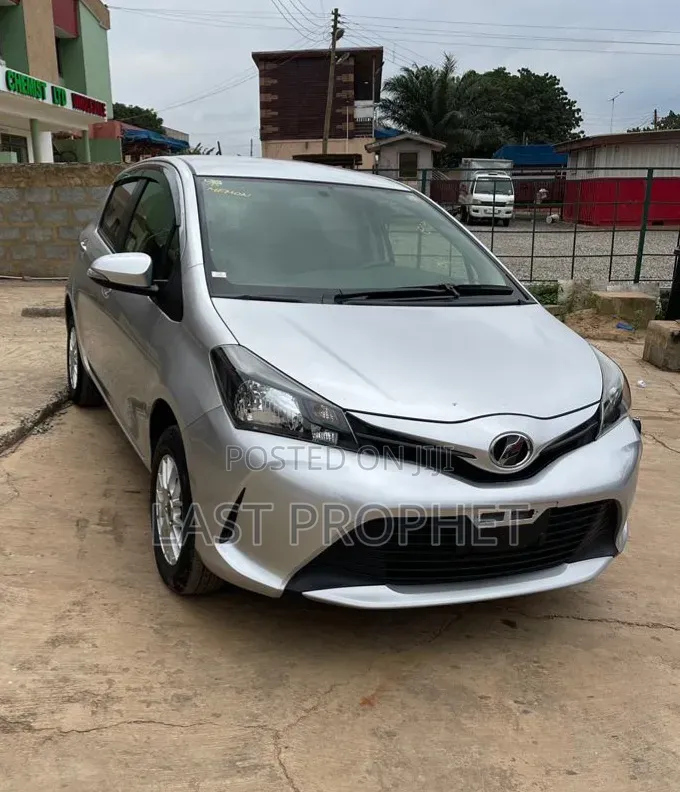 Toyota Vitz 1.3 AWD 5dr 2015 Silver