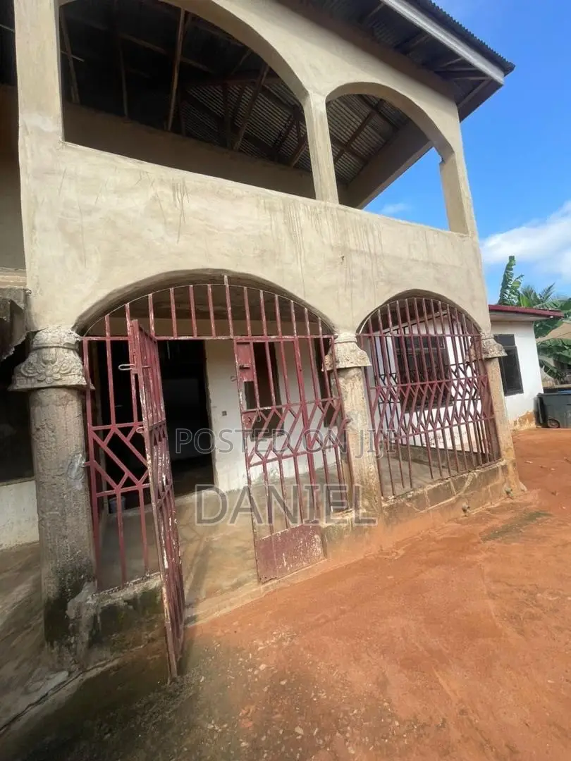 8bdrm House in Kwabenya for sale