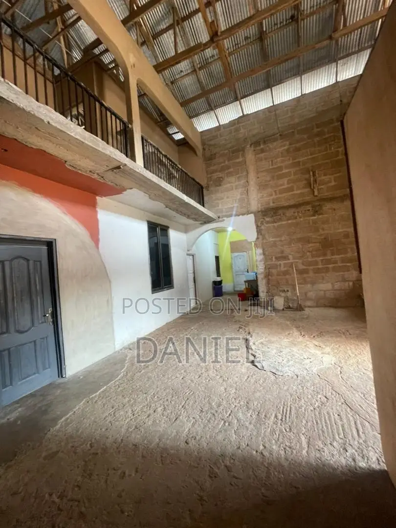 8bdrm House in Kwabenya for sale