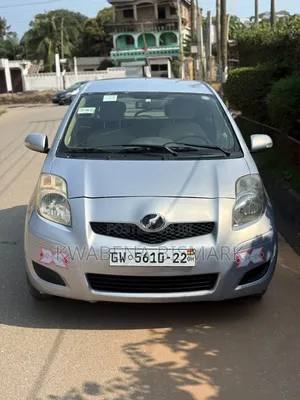 Toyota Vitz 2010 Silver