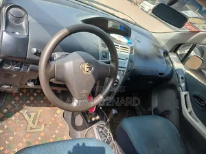 Toyota Vitz 1.3 AWD 3dr 2009 Gray