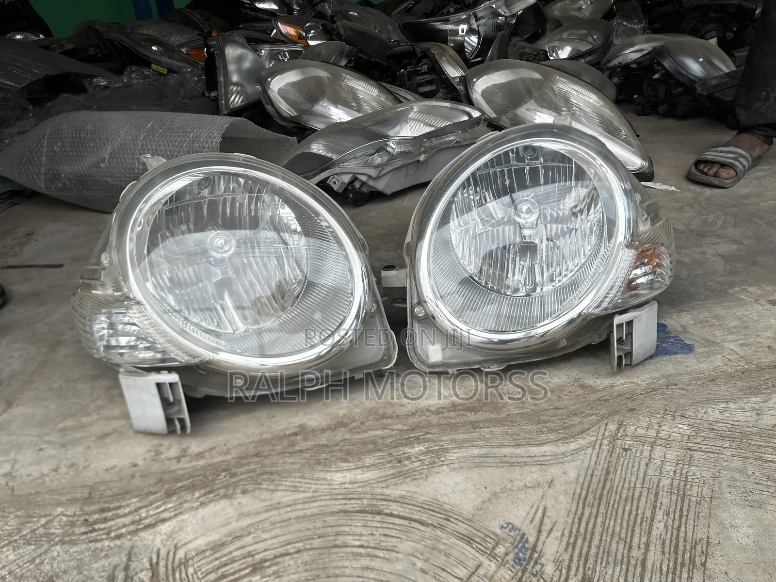 Toyota Sienta 2005 Headlights