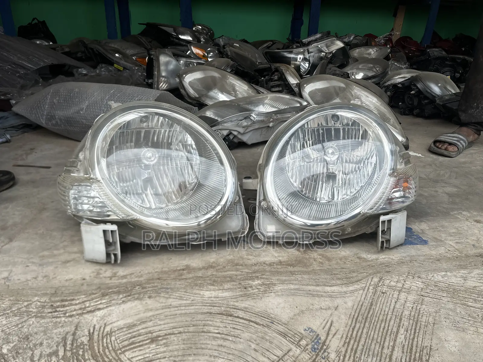 Toyota Sienta 2005 Headlights