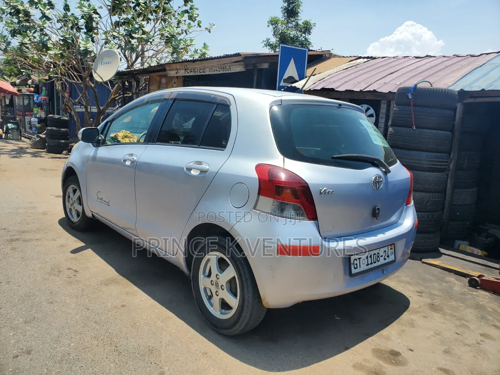 Toyota Vitz 2010 Silver