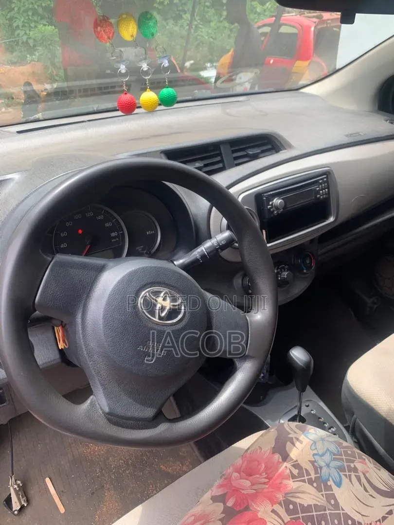 Toyota Vitz 2012 Silver