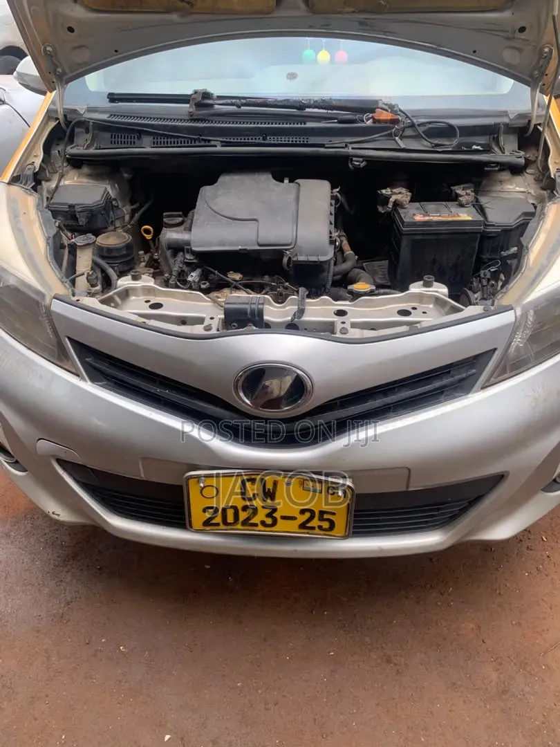 Toyota Vitz 2012 Silver