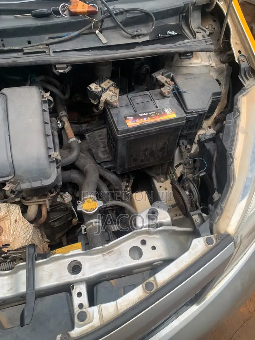 Toyota Vitz 2012 Silver