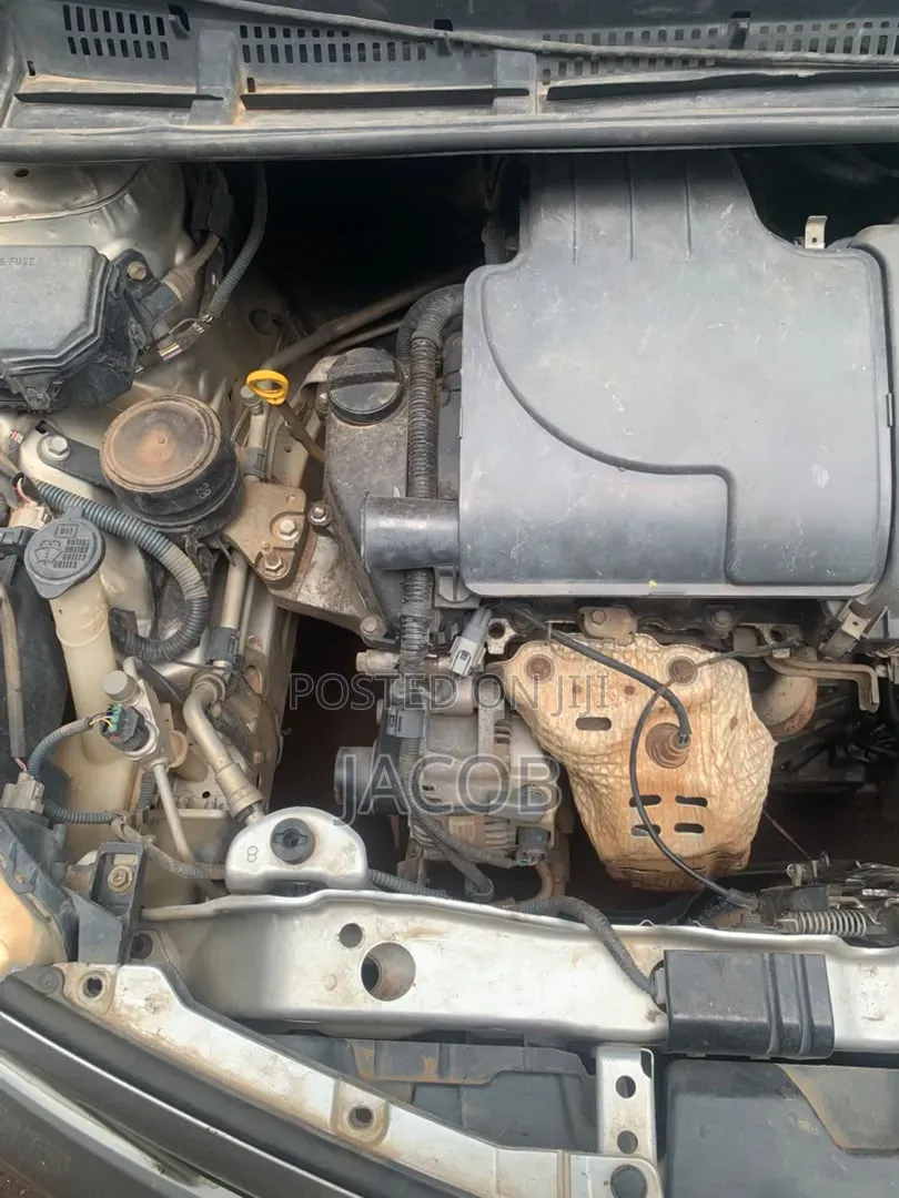 Toyota Vitz 2012 Silver