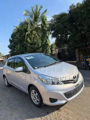 Toyota Vitz 2014 Silver