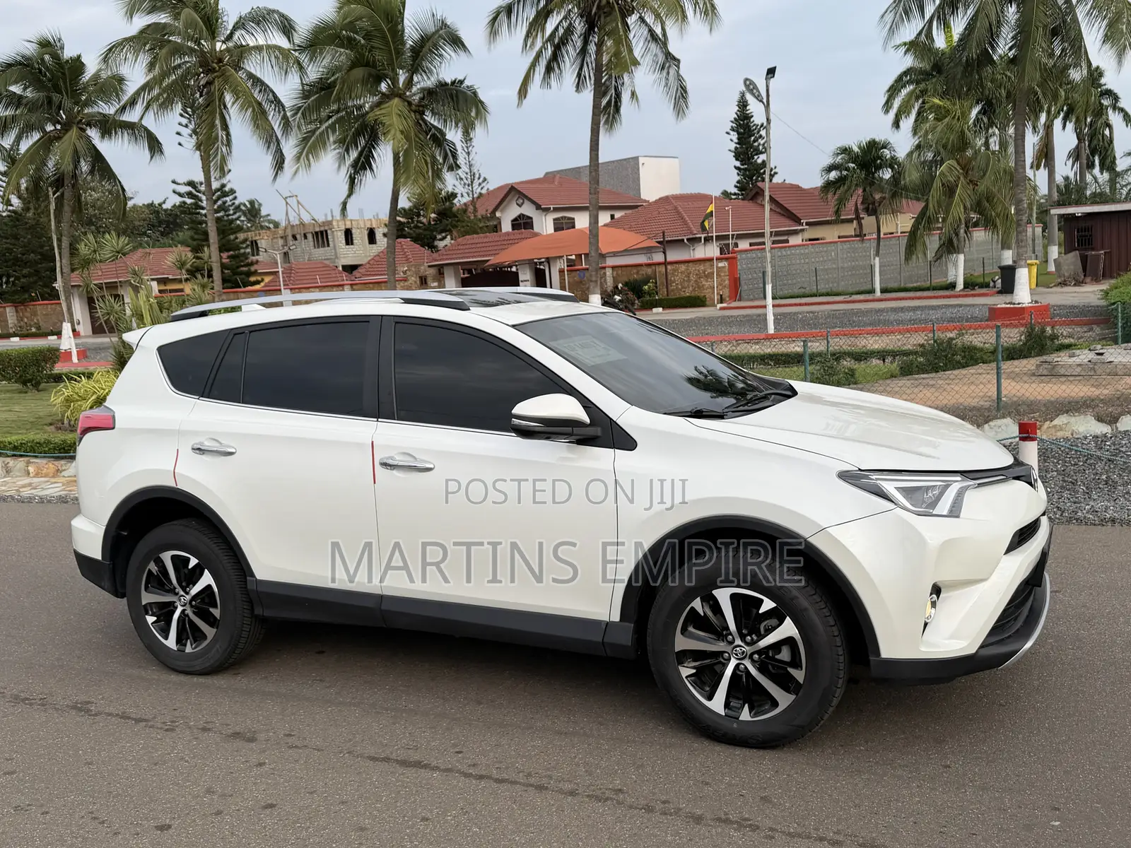 Toyota RAV4 XLE 4dr SUV (2.5L 4cyl 6A) 2018 White