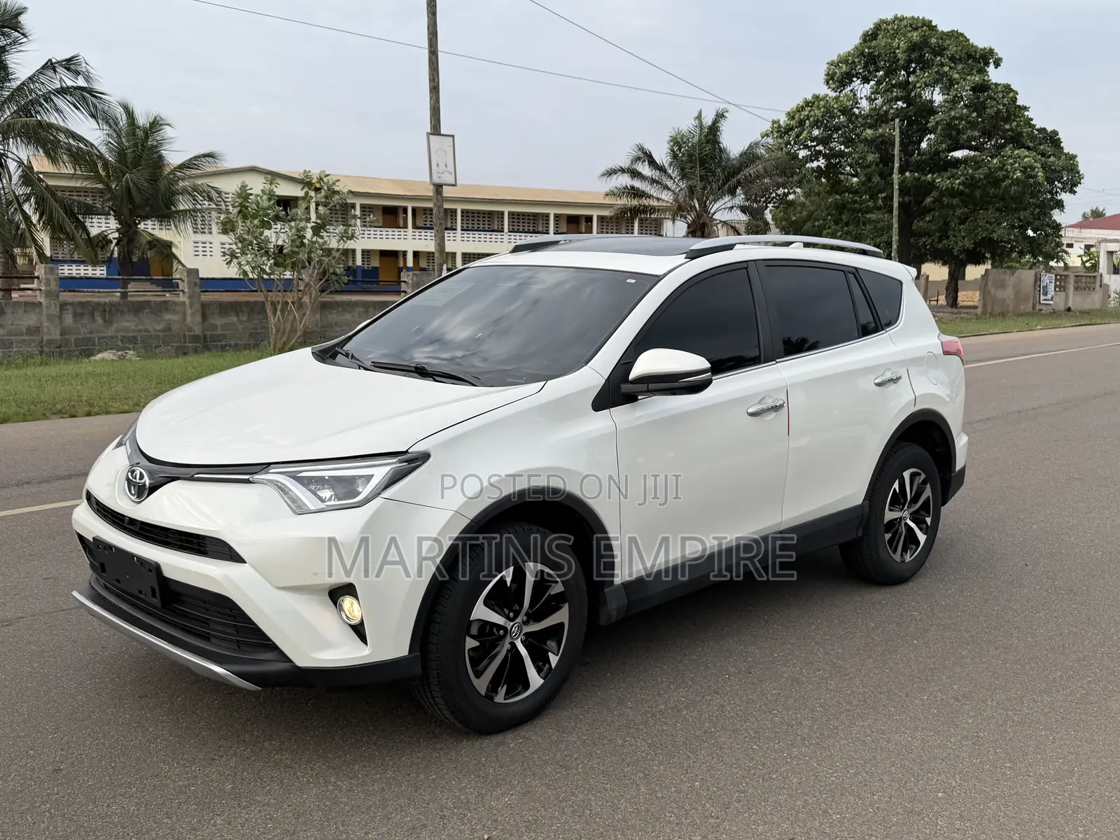 Toyota RAV4 XLE 4dr SUV (2.5L 4cyl 6A) 2018 White