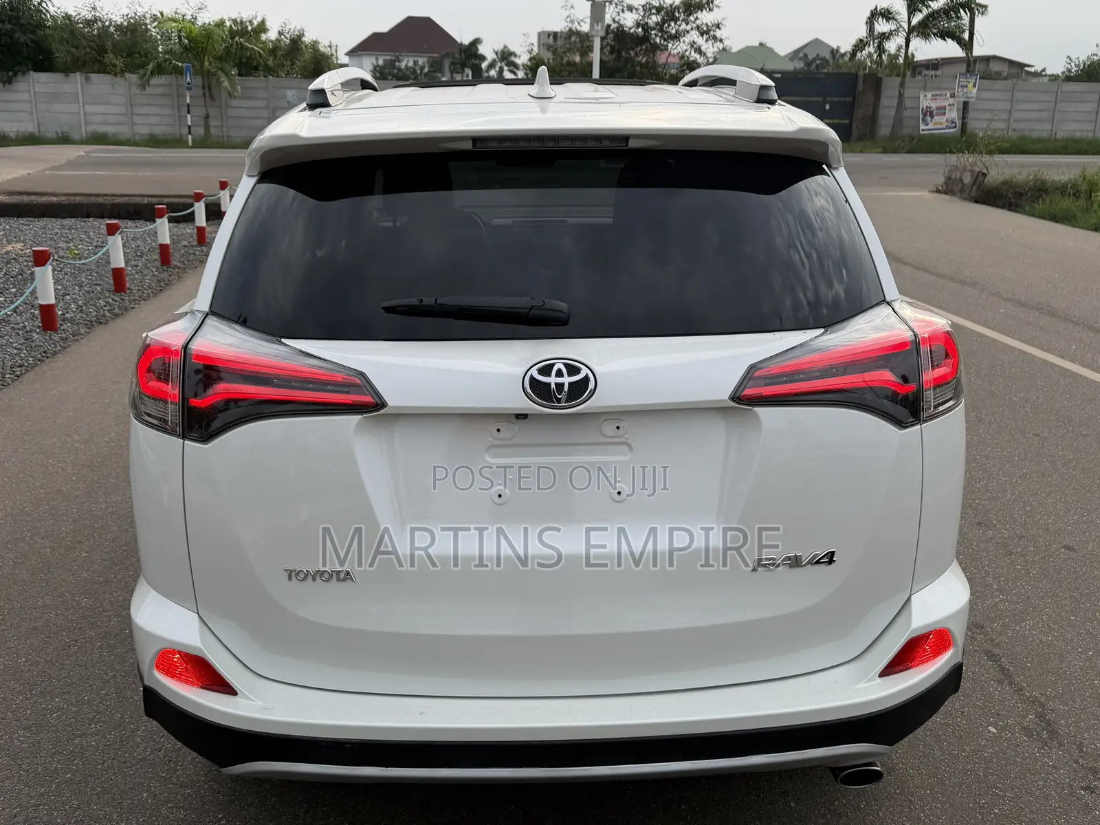 Toyota RAV4 XLE 4dr SUV (2.5L 4cyl 6A) 2018 White