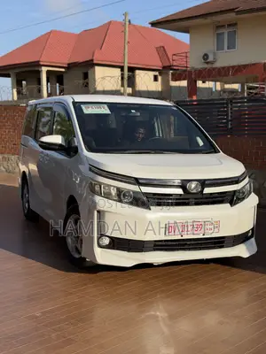 Toyota Voxy V 2WD 8-Seater 2015 White