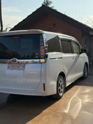 Toyota Voxy V 2WD 8-Seater 2015 White