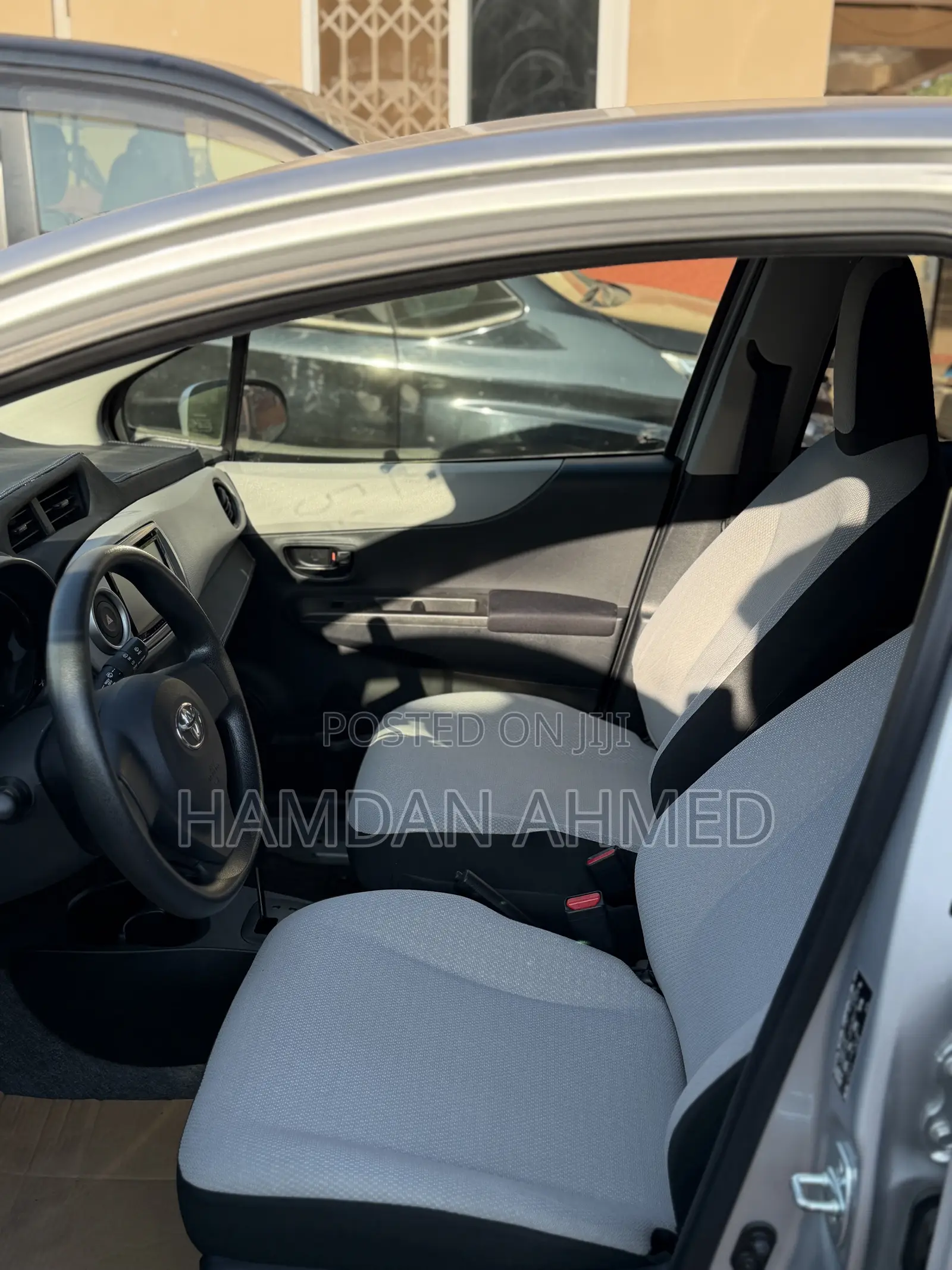 Toyota Vitz 1.3 FWD 5dr 2012 Silver