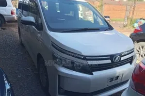 Toyota Voxy V 2WD 7-Seater 2015 White
