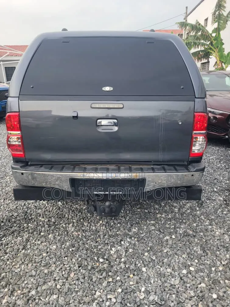 Toyota Hilux 2015 Gray