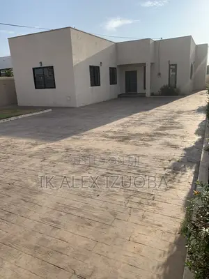 3bdrm Bungalow in Lakeside for sale
