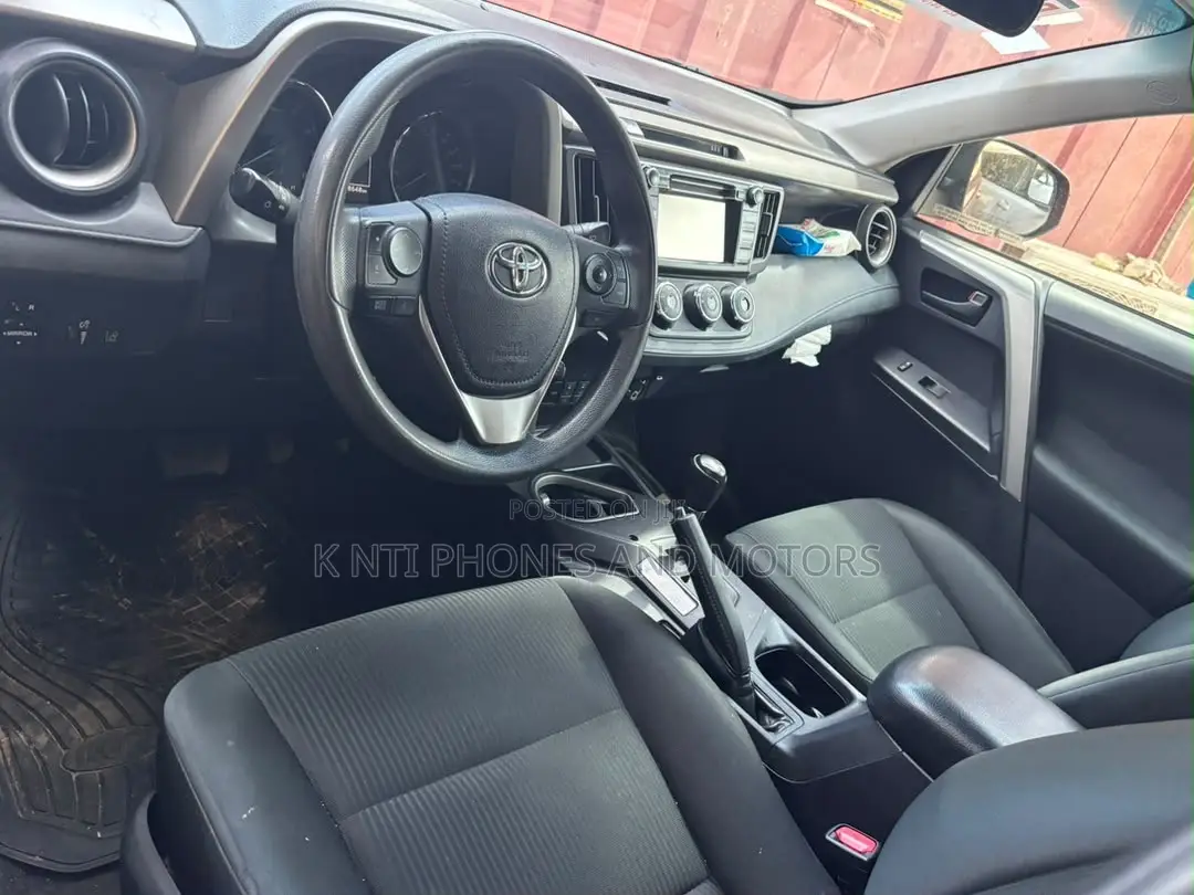 Toyota RAV4 LE 4dr SUV AWD (2.5L 4cyl 6A) 2018 Red