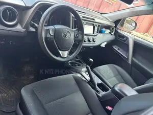 Toyota RAV4 LE 4dr SUV AWD (2.5L 4cyl 6A) 2018 Red