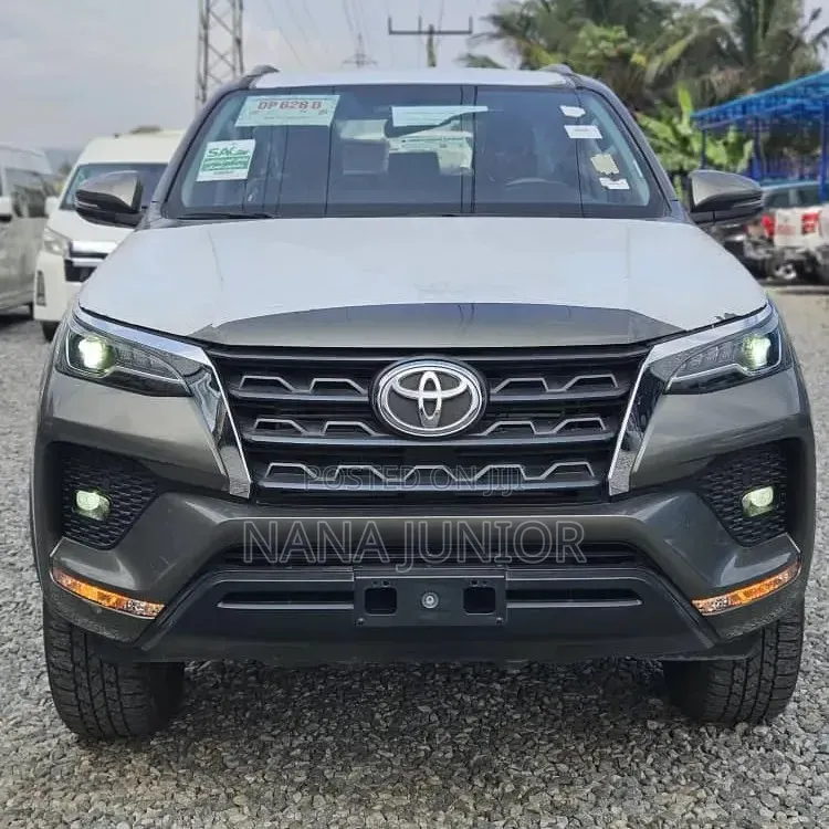 Toyota Fortuner 2.8 D AWD 2022 Brown