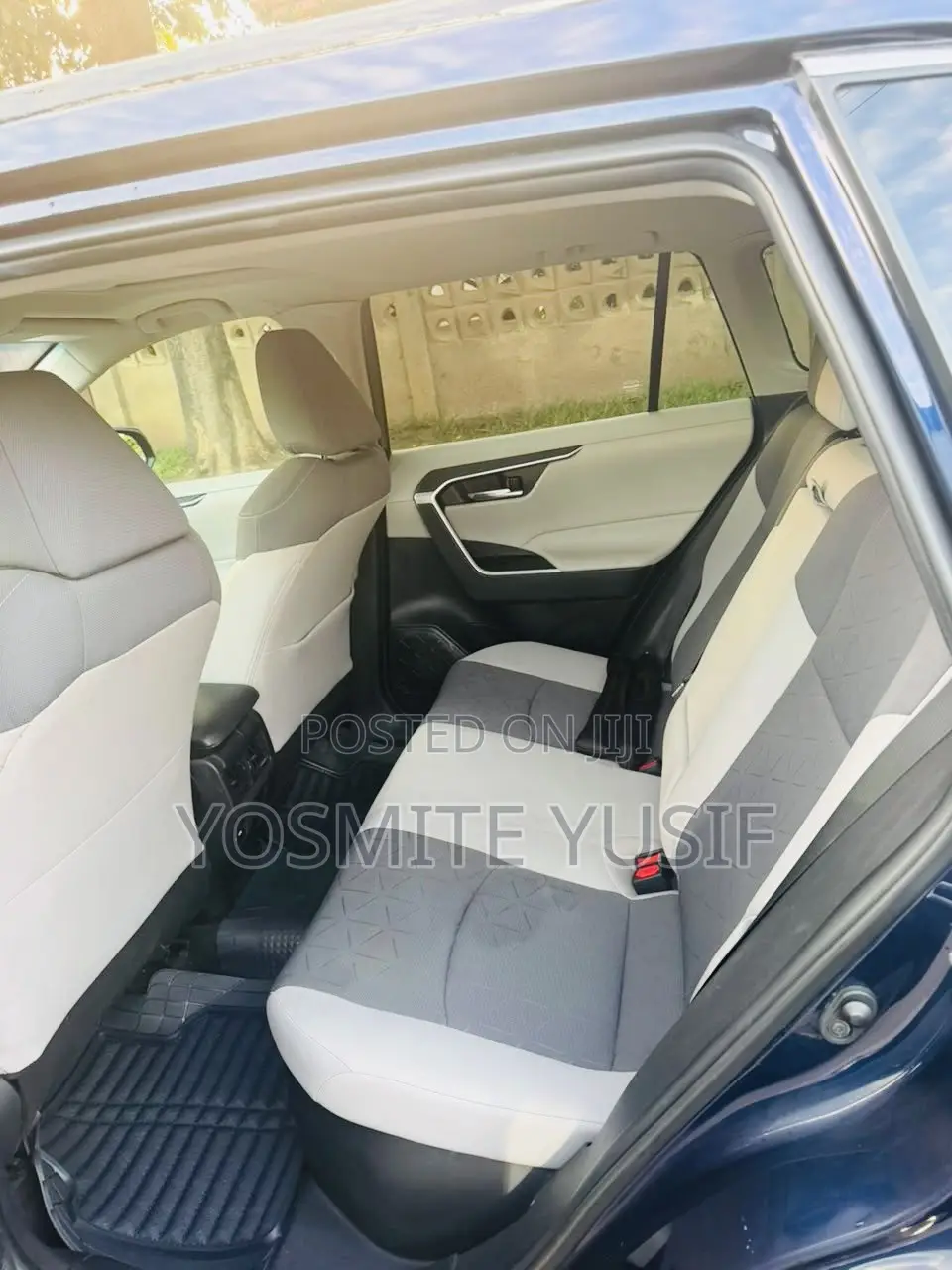 Toyota RAV4 XLE 2021 Blue