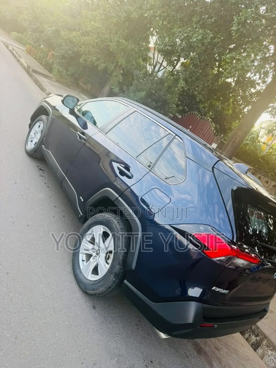 Toyota RAV4 XLE 2021 Blue
