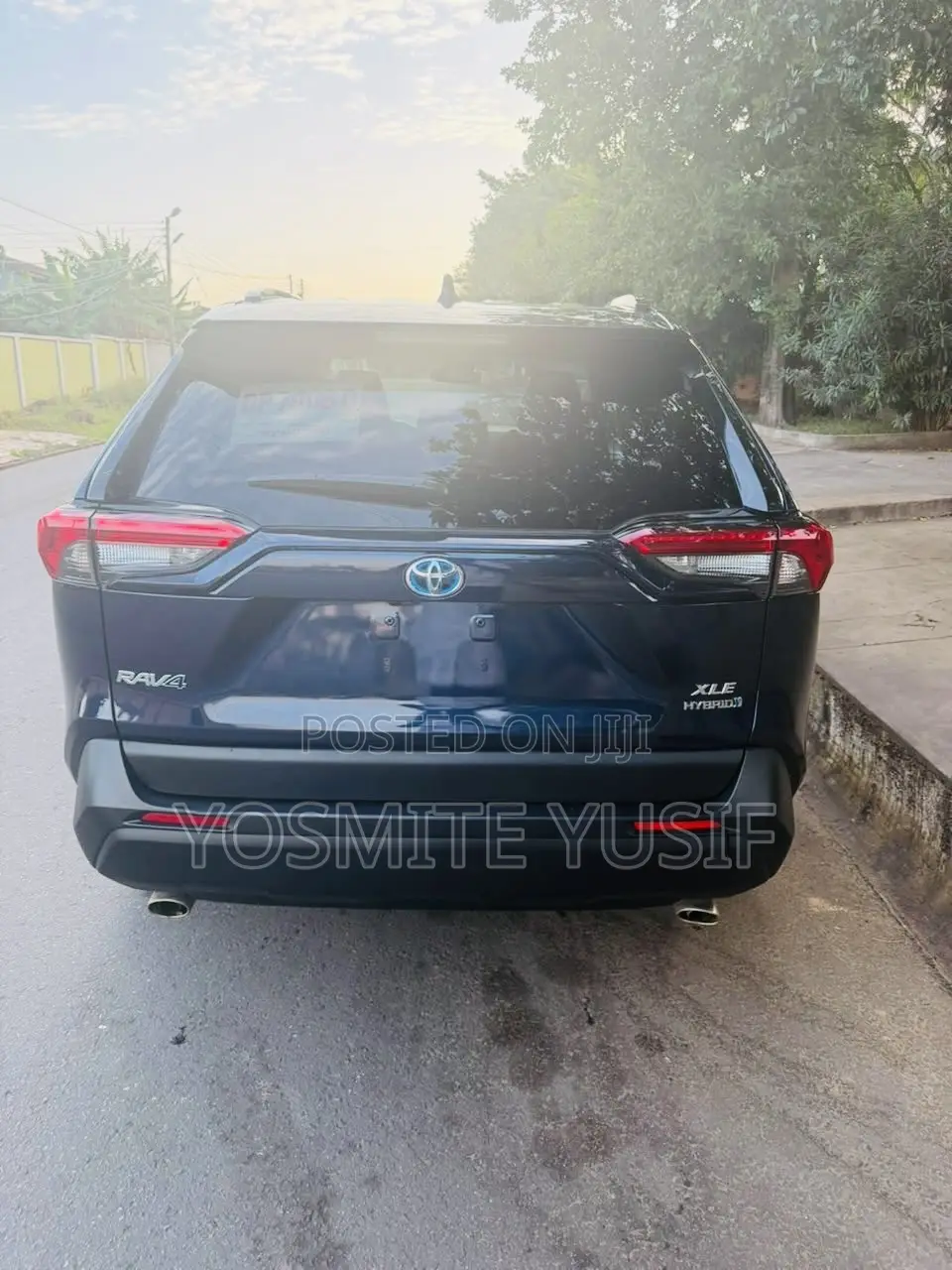 Toyota RAV4 XLE 2021 Blue