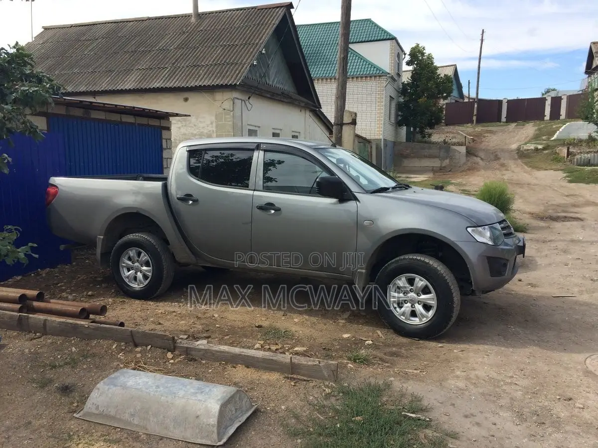 Mitsubishi L200 2010 Gray