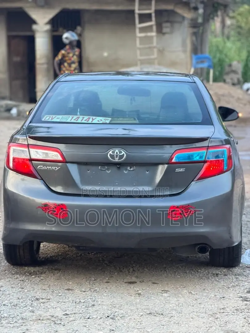 Toyota Camry SE 4dr Sedan (2.5L 4cyl 6A) 2014 Gray