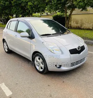 Toyota Yaris Base Hatchback 5dr 2010 Silver